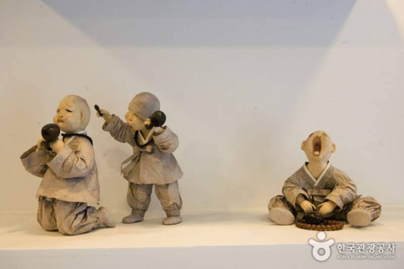 Choi Gi Soon Dackjongyi Doll Institute  (12/12)