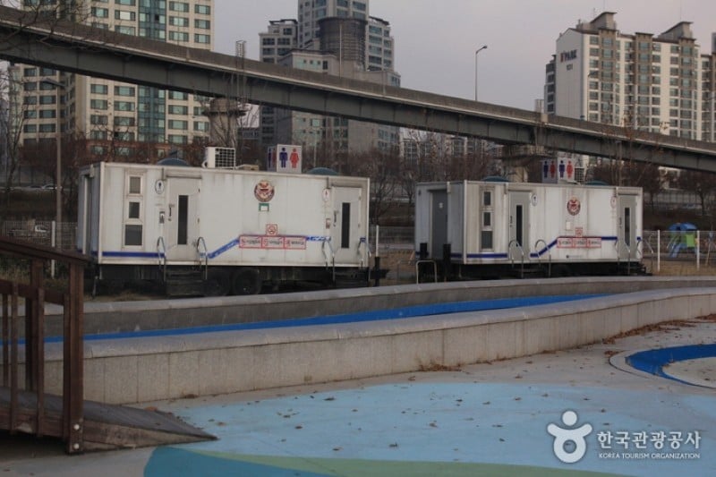 Outdoor Swimming Pools in Ttukseom Hangang Park  (6/8)