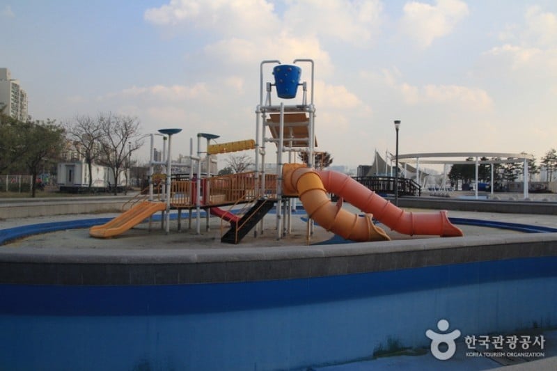 Outdoor Swimming Pools in Ttukseom Hangang Park  (8/8)