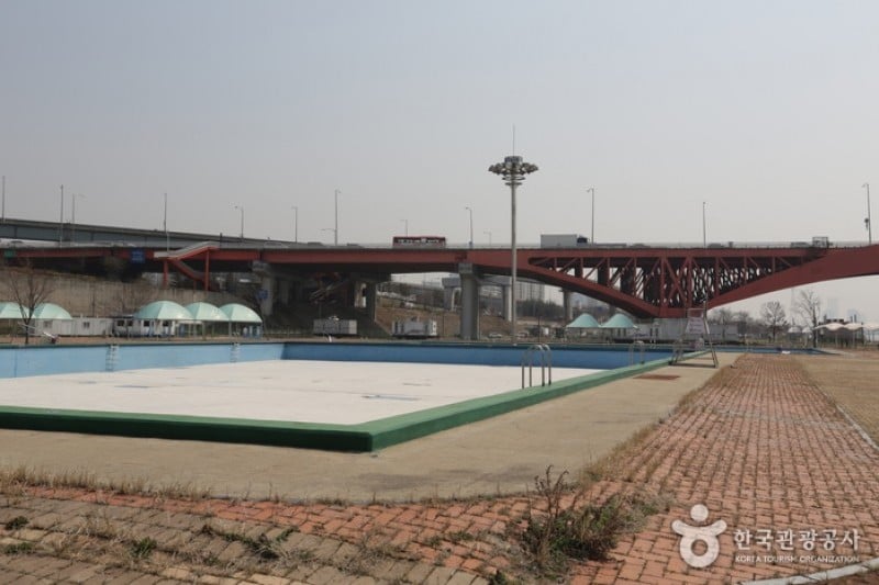 Outdoor Swimming Pools in Mangwon Hangang Park  (1/4)
