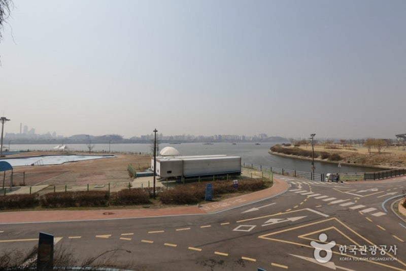 Outdoor Swimming Pools in Mangwon Hangang Park  (2/4)