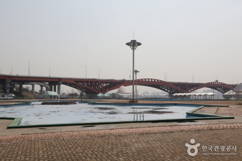 Outdoor Swimming Pools in Mangwon Hangang Park  (3/4)
