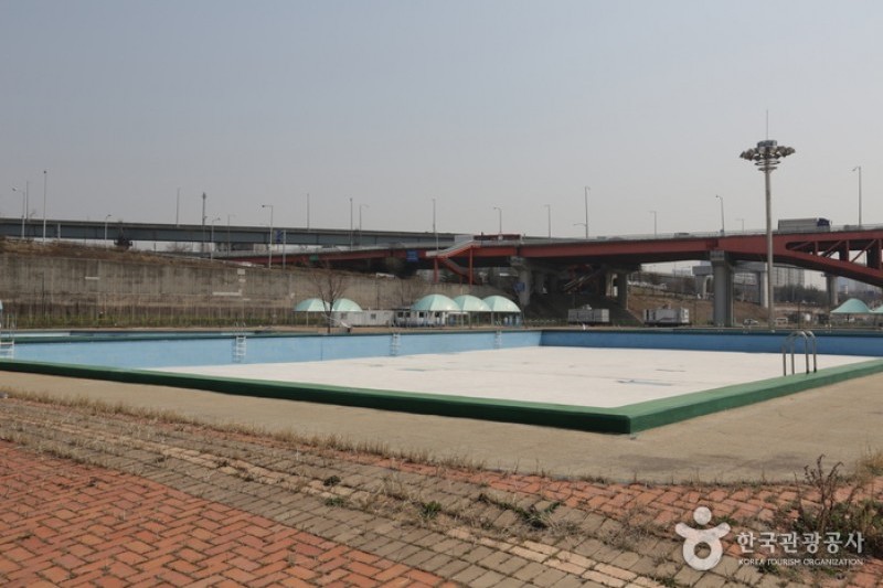 Outdoor Swimming Pools in Mangwon Hangang Park  (4/4)