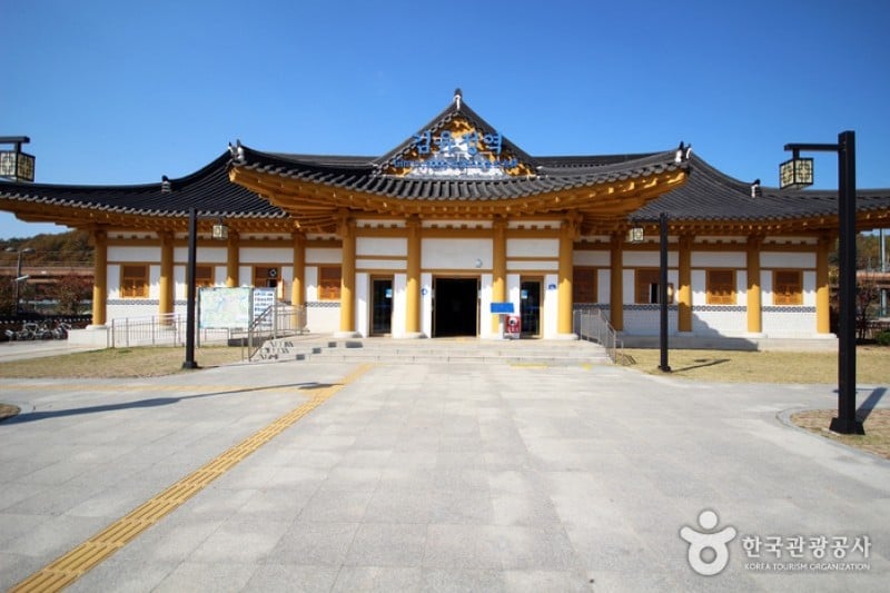 Kim You-jeong House of Literature (Sille Village) 