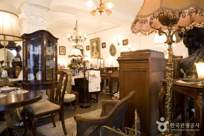 Harrods Antique Gallery  (1/7)