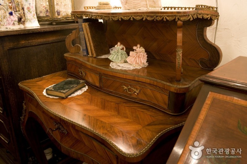 Harrods Antique Gallery  (2/7)