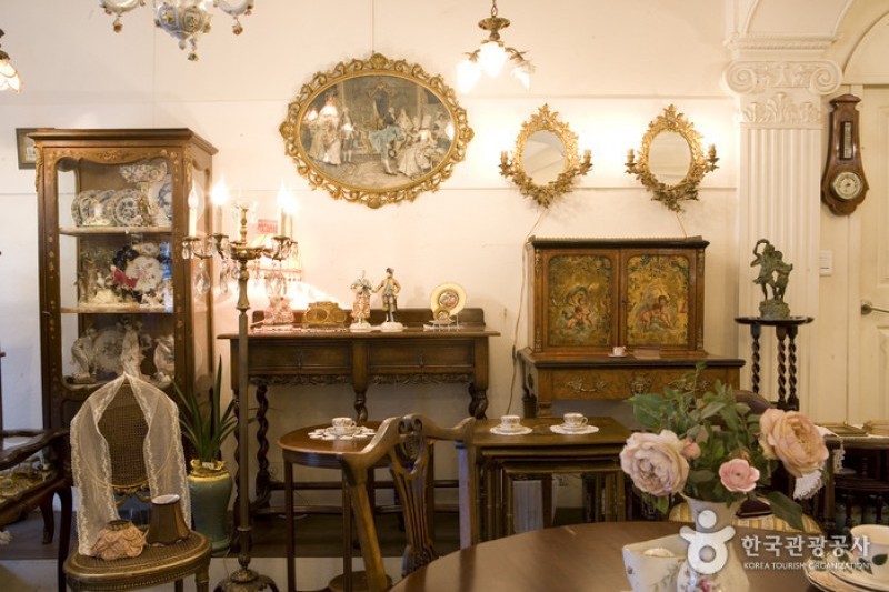 Harrods Antique Gallery  (3/7)