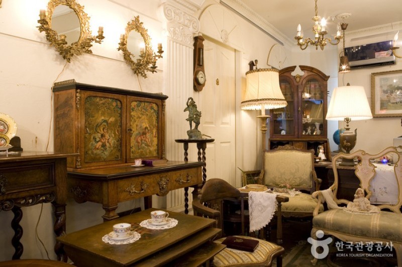 Harrods Antique Gallery  (4/7)