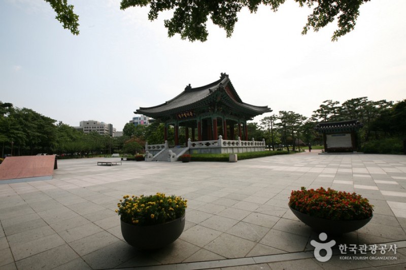 Gukchaebosang Memorial Park  (14/18)