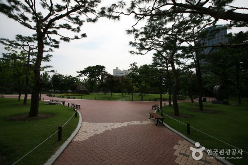 Gukchaebosang Memorial Park  (15/18)