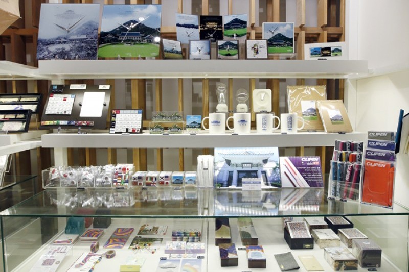 Cheongwadae Sarangchae Souvenir Shop  (3/15)