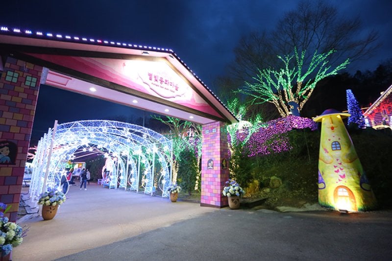 Cheongdo Provence Starlight Fairytale Town Lighting Festival (청도프로방스 별빛동화마을 빛축제) (1/12)