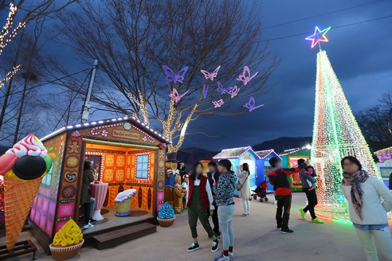 Cheongdo Provence Starlight Fairytale Town Lighting Festival (청도프로방스 별빛동화마을 빛축제) (2/12)
