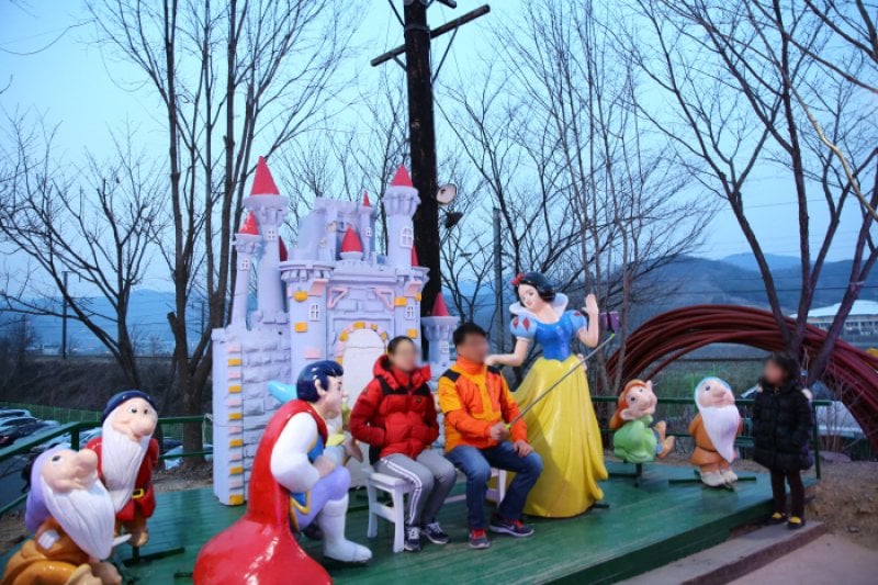 Cheongdo Provence Starlight Fairytale Town Lighting Festival (청도프로방스 별빛동화마을 빛축제) (12/12)