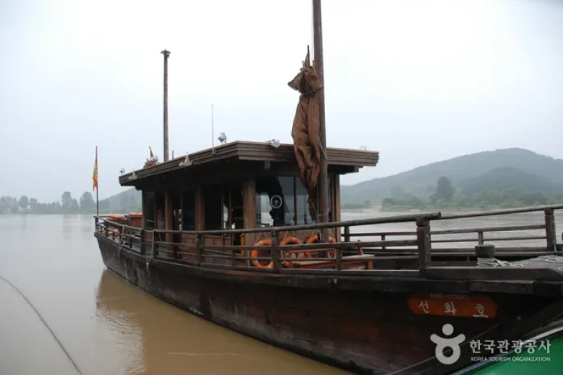 Goransa Ferry (고란사유람선) (3/6)