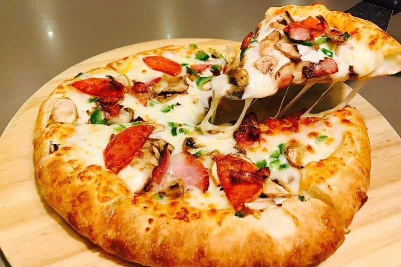 Lee Jae Mo Cheese Crust Pizza (1/13)