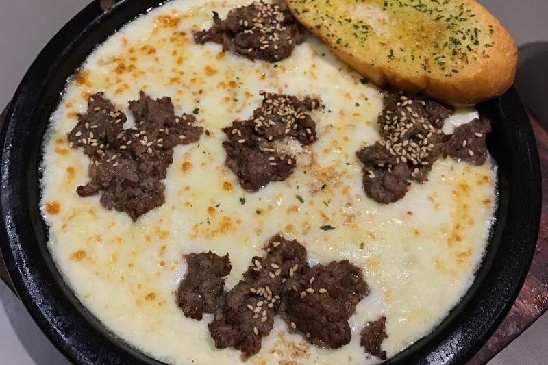 Lee Jae Mo Cheese Crust Pizza (3/13)