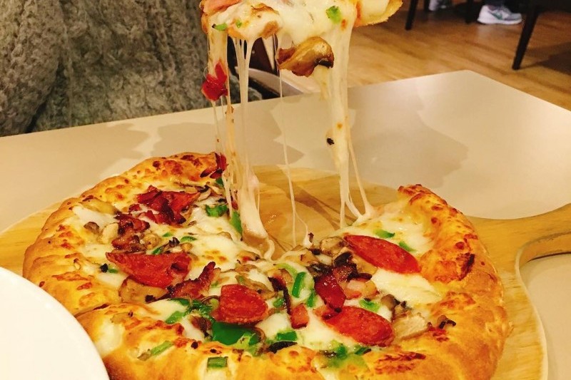 Lee Jae Mo Cheese Crust Pizza (4/13)