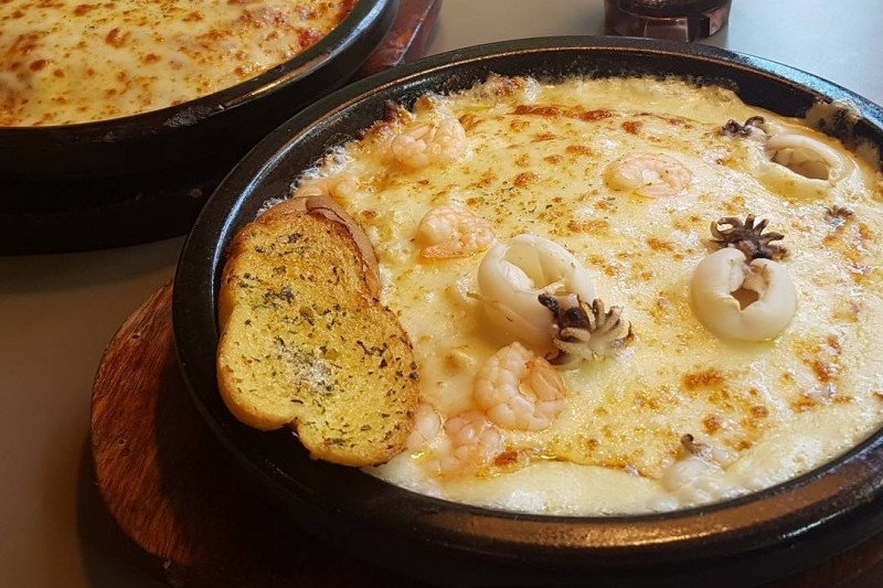 Lee Jae Mo Cheese Crust Pizza (5/13)