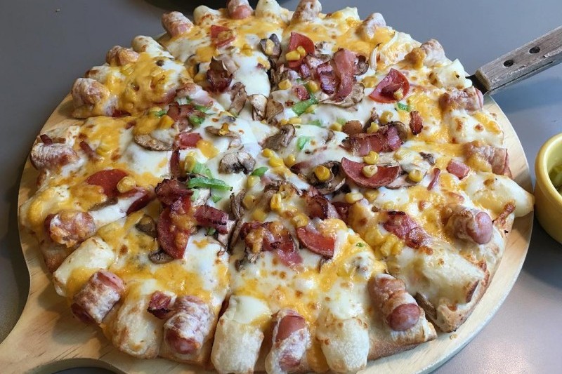 Lee Jae Mo Cheese Crust Pizza (7/13)