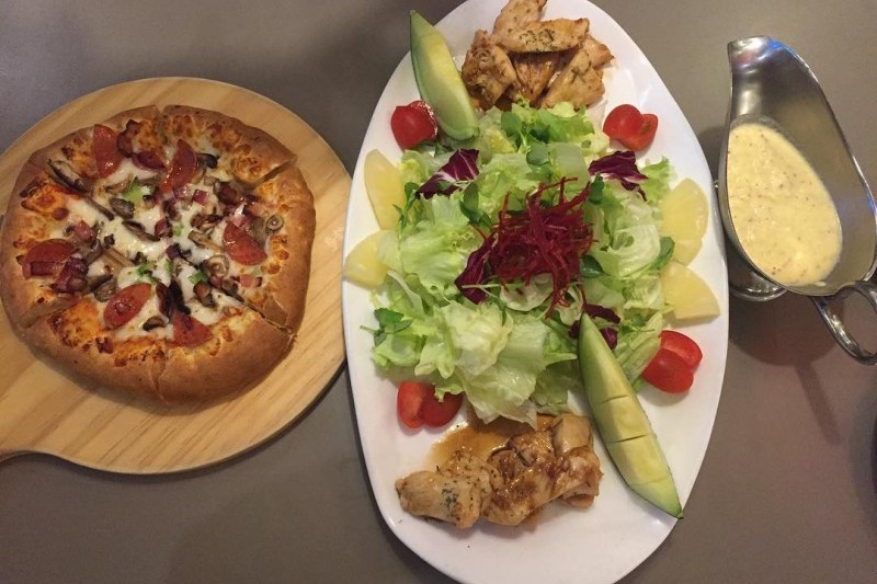 Lee Jae Mo Cheese Crust Pizza (8/13)