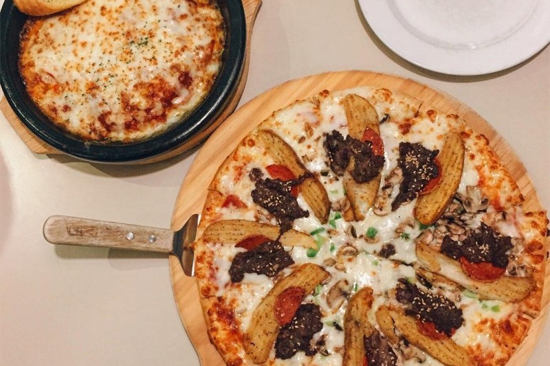 Lee Jae Mo Cheese Crust Pizza (10/13)