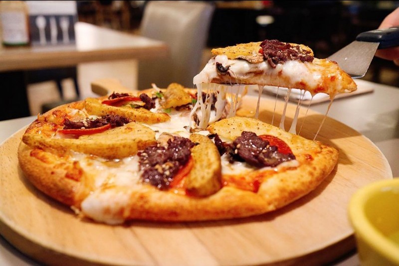 Lee Jae Mo Cheese Crust Pizza (11/13)