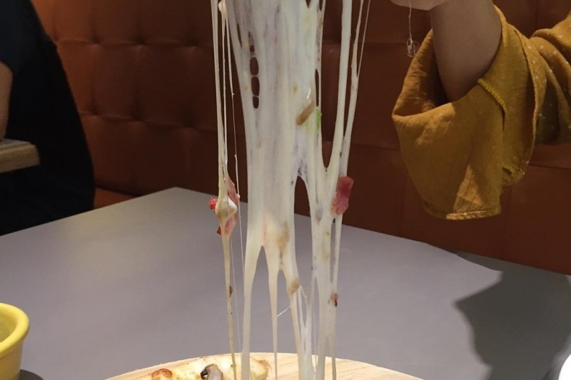 Lee Jae Mo Cheese Crust Pizza (13/13)