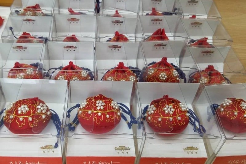 Cheongwadae Sarangchae Souvenir Shop  (11/15)