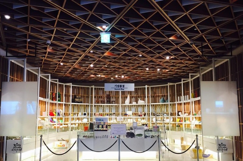 Cheongwadae Sarangchae Souvenir Shop  (12/15)