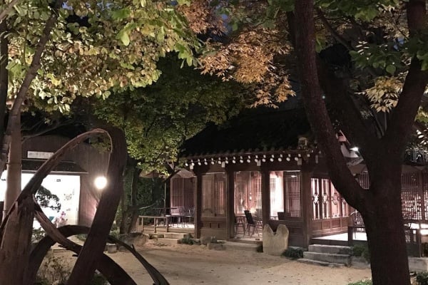 Hanok (traditional house) cafes in downtown Seoul! Coffee shop at the entry of bukchon hanok village