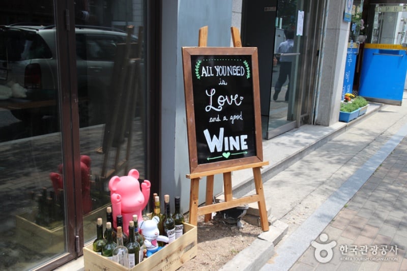 Hapjeong-dong Café Street (합정동 카페거리) (2/10)