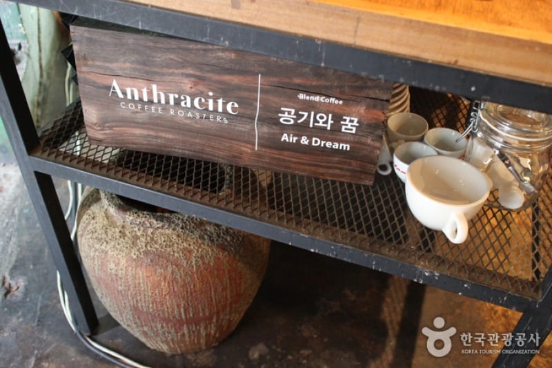 Hapjeong-dong Café Street (합정동 카페거리) (4/10)