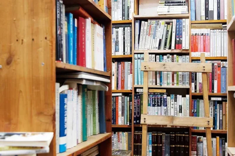 Baedari Secondhand Bookstore Alley  (2/6)