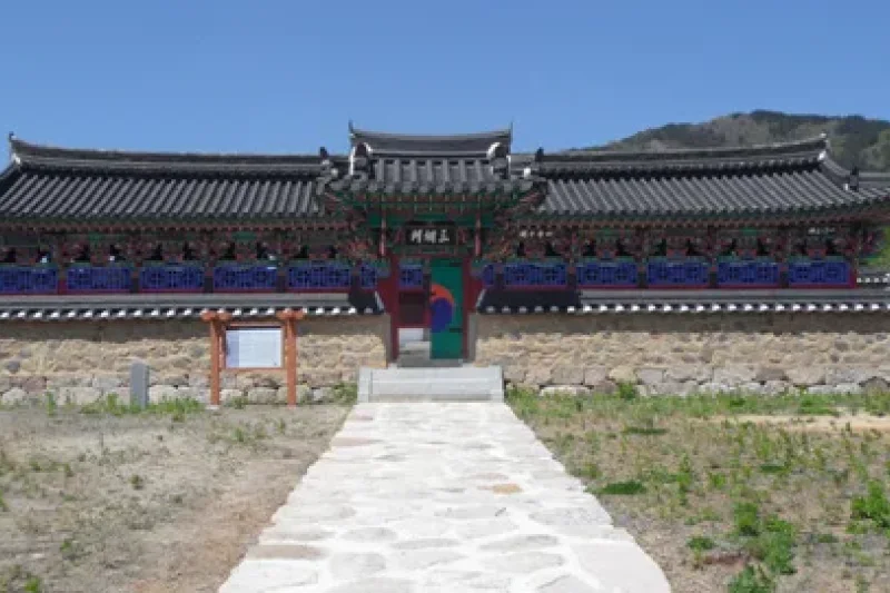 12 Distinguished Hyeonpung Gwaks’ Shrine  (3/5)