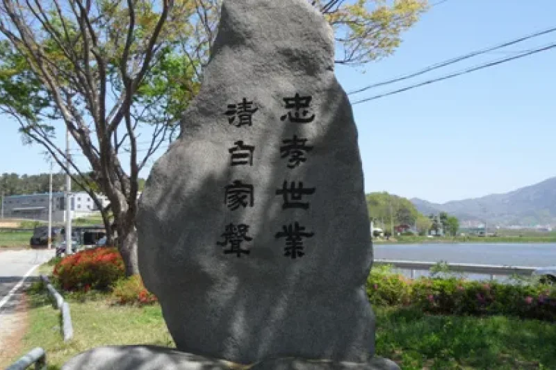 12 Distinguished Hyeonpung Gwaks’ Shrine  (4/5)