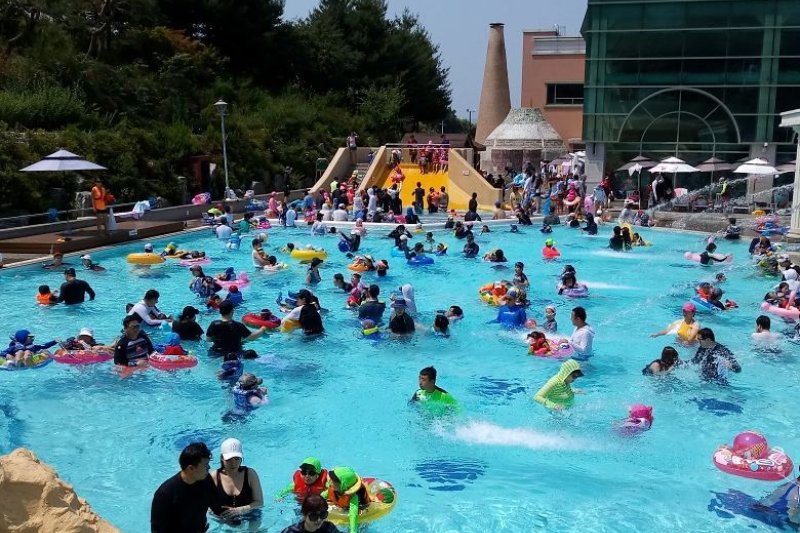 Lotte Premium Outlet - Icheon Branch  + Termeden Water Park One Day Tour (2/7)