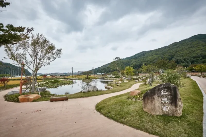 Nampyeong Moon Clan's Original Residence Area  (6/22)