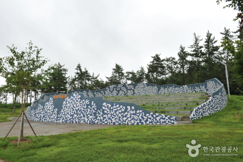 Uhangri Dinosaur Fossil Natural Historic Monument  (6/16)