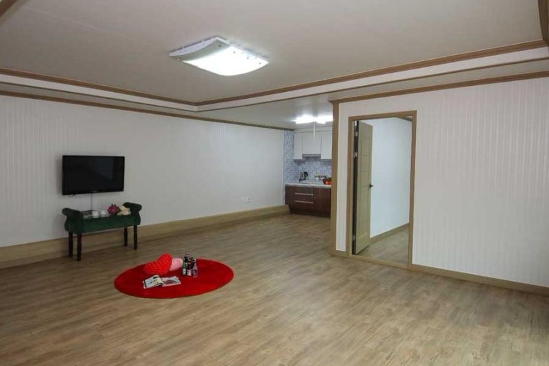 White Village - Goodstay  (2/7)