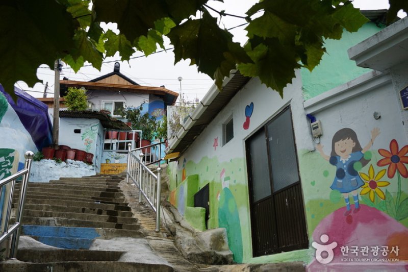 Gagopa Kkoburang-gil Mural Village  (6/9)