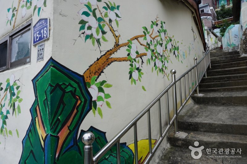 Gagopa Kkoburang-gil Mural Village  (7/9)