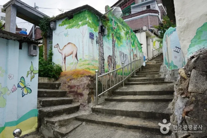 Gagopa Kkoburang-gil Mural Village  (8/9)
