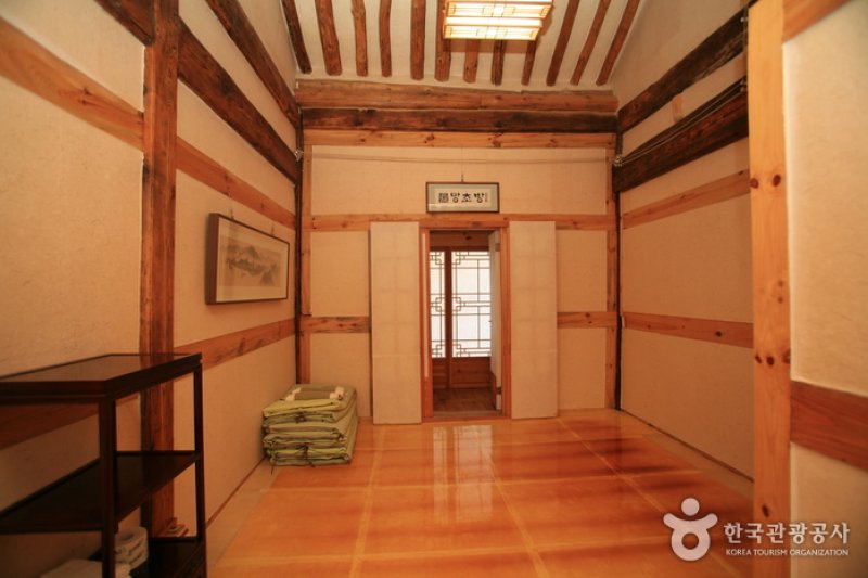 Jeonggangwon - Korea Traditional Food Culture Experience Center  (3/9)