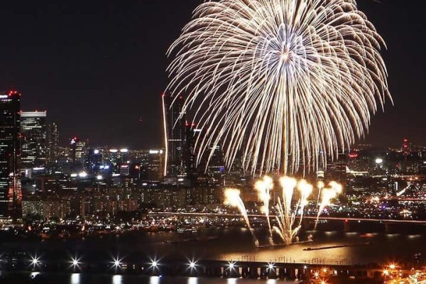 [Korean Travel] Enjoy a magnificent fireworks festival in Seoul and Busan