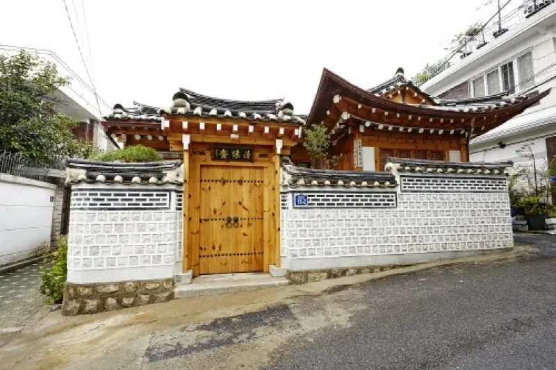 Cheong Yeon Jae Hanok Hotel (청연재)[한국관광품질인증/Korea Quality] (1/9)