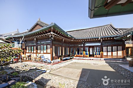 The Hanok (더한옥)[한국관광품질인증제/ Korea Quality]