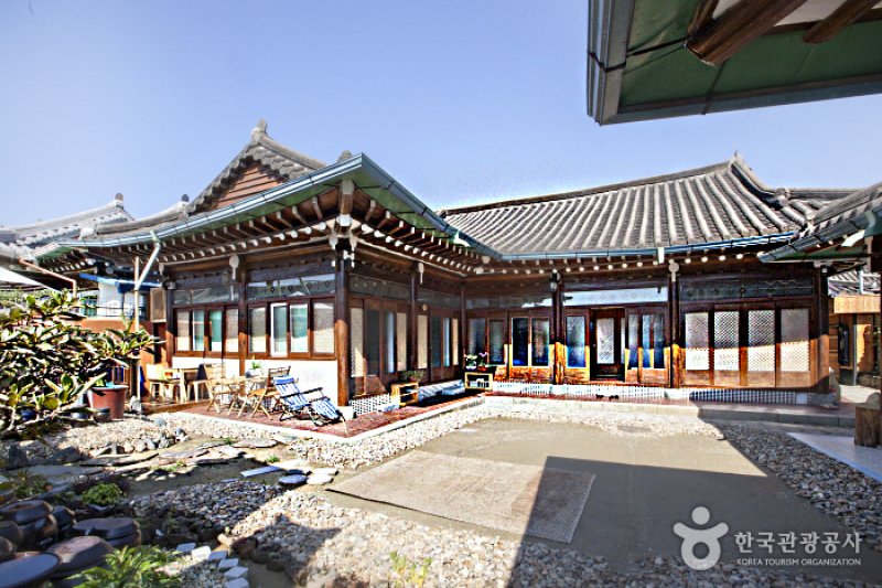 The Hanok (더한옥)[한국관광품질인증제/ Korea Quality] (1/11)