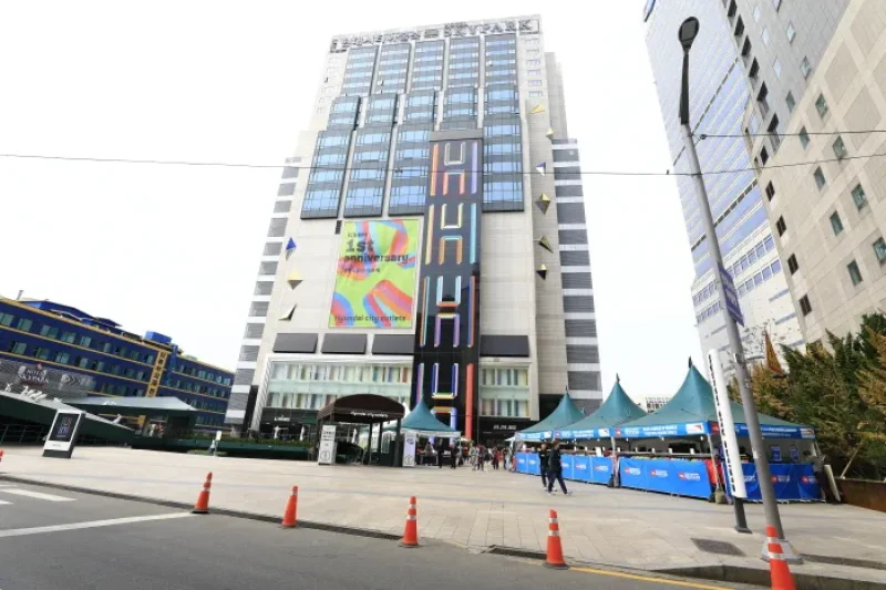 Hyundai City Outlet Dongdaemun Branch (현대시티아울렛 동대문점) (1/16)