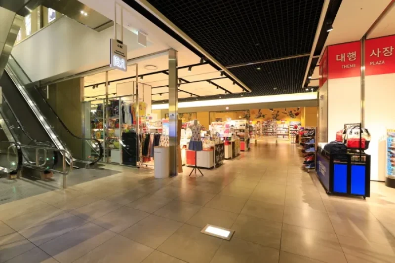 Hyundai City Outlet Dongdaemun Branch (현대시티아울렛 동대문점) (2/16)